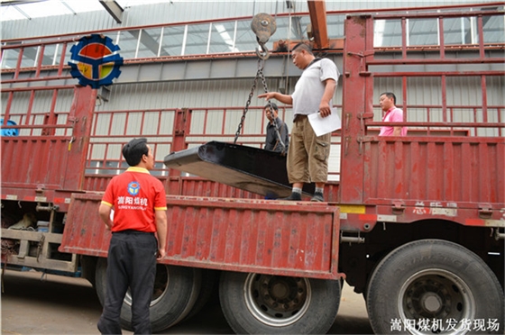 嵩陽煤機(jī)礦用輸送機(jī)發(fā)貨現(xiàn)場 (4).jpg